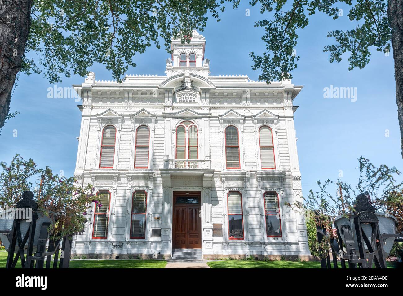 Bridgeport, CA, USA - 19. September 2017: Mono County Courthouse an der Main Street in Bridgeport, Kalifornien, ein Gebäude im italienischen Stil, erbaut 1880 Stockfoto