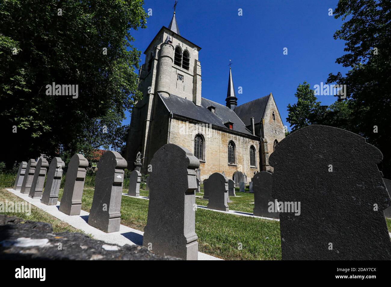 Abbildung zeigt die Kirche Sint Pieter in Sint-Pieters-Leeuw, Sonntag, 24. Mai 2020. BELGA FOTO THIERRY ROGE Stockfoto