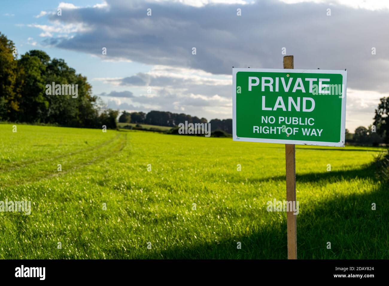 Privates Land kein öffentliches Recht auf Wegweiser, schönes und einladendes grünes Grünland dahinter, Bauern nehmen Land und verbieten den Eintritt Stockfoto