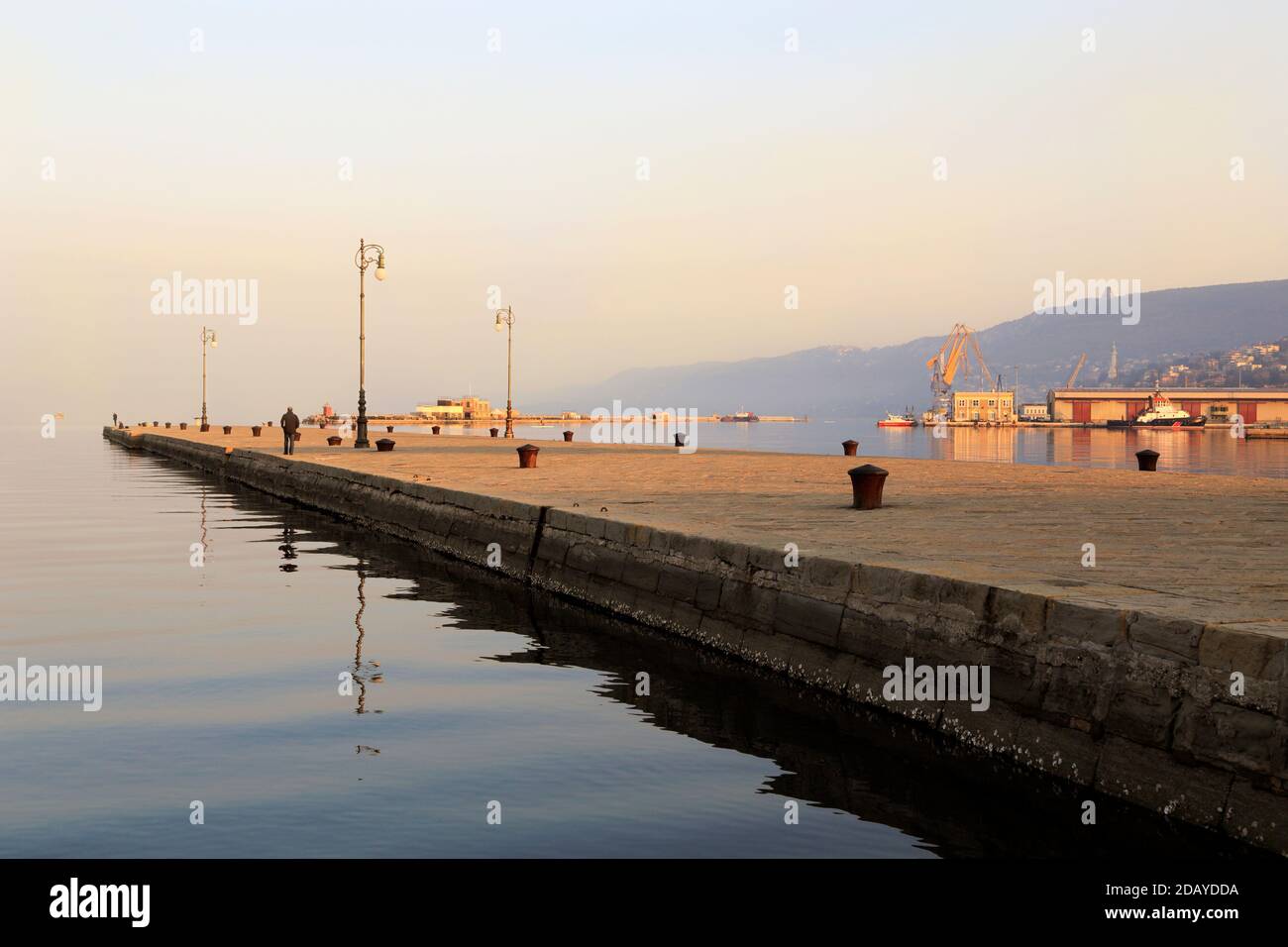 Molo Audace Pier in Triest, Italien im Morgenlicht. Stockfoto
