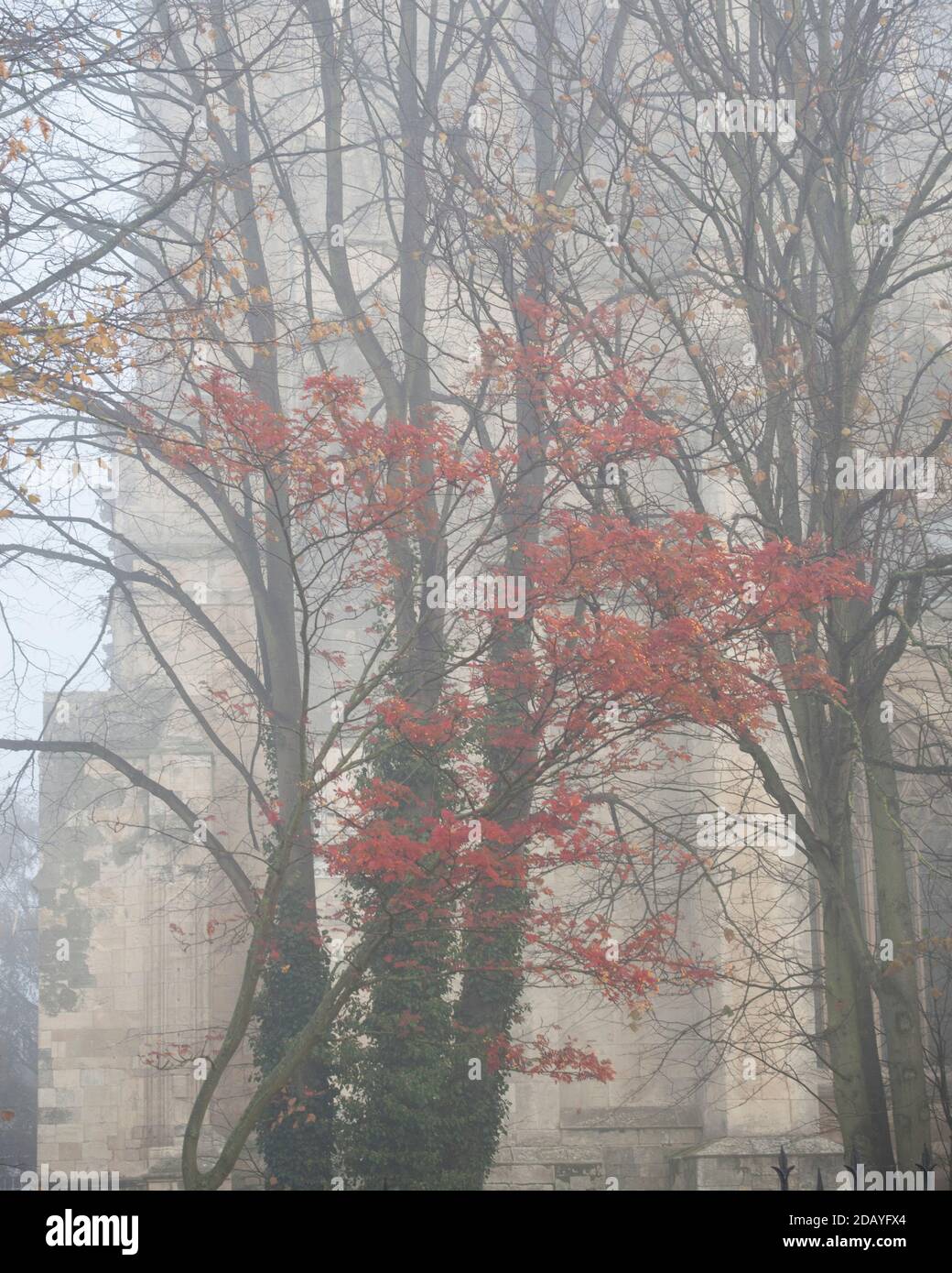 Jetzt oder wenn Sonnenuhr im Nebel Beverkey Minster Stockfoto