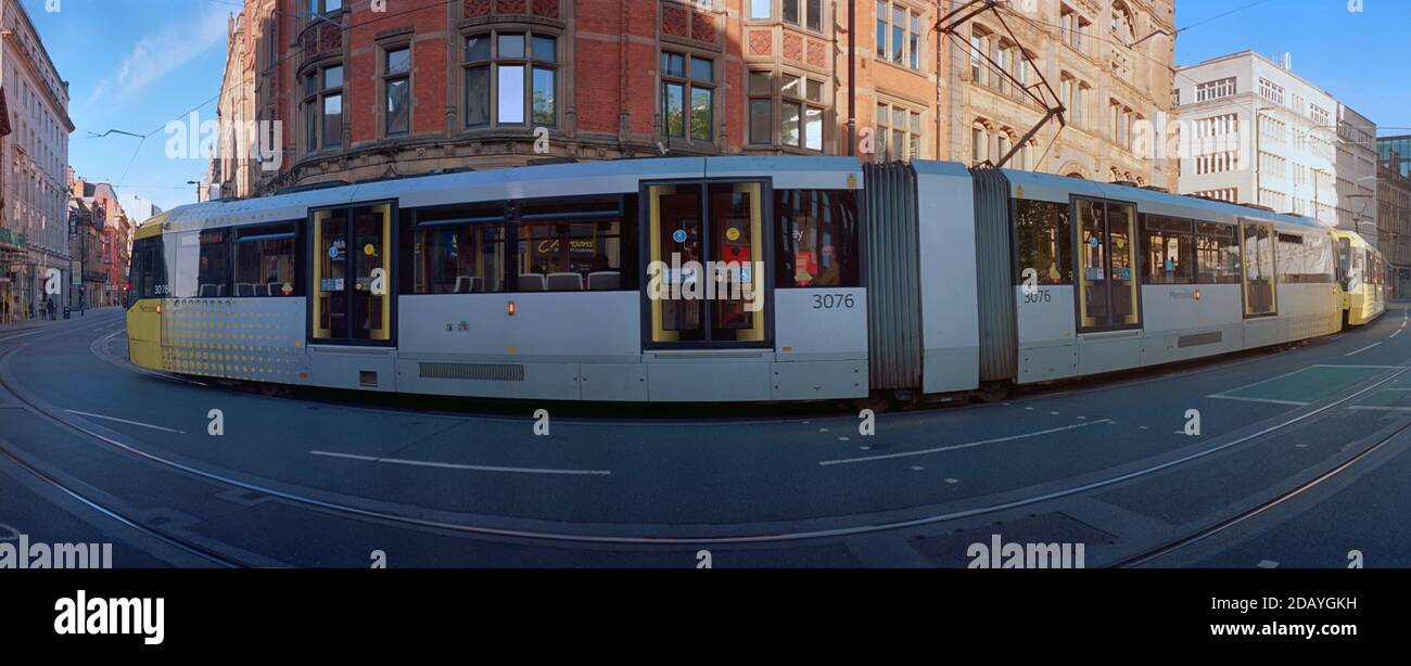 Manchester, Großbritannien - Oktober 2020: Eine Metrolink-Straßenbahn überquert eine Straßenkreuzung im Stadtzentrum von Manchester. Stockfoto
