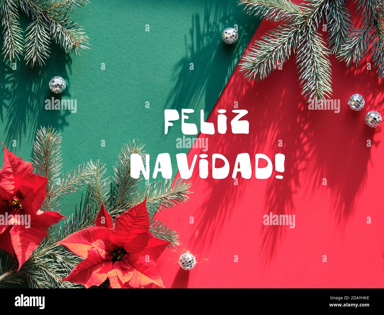 Feliz Navidad ist Frohe Weihnachten in spanischer Sprache. Weihnachten Hintergrund in rot und grün, Schatten. Stockfoto
