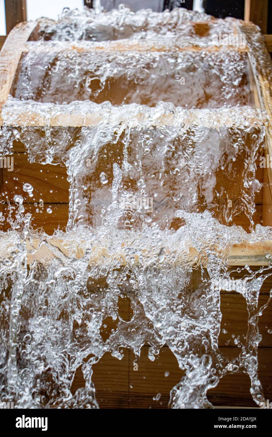 Die Rotorblätter des Mühlrades drehen sich unter einem Wasserstrom, Nahaufnahme. Stockfoto