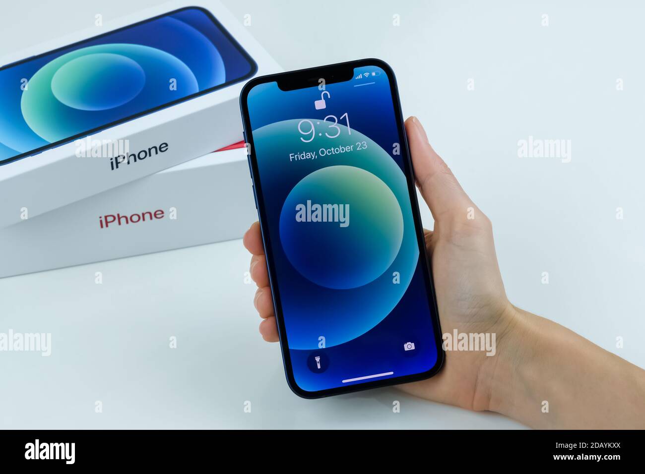 IPhone 12 in blau neben der Box. Stockfoto