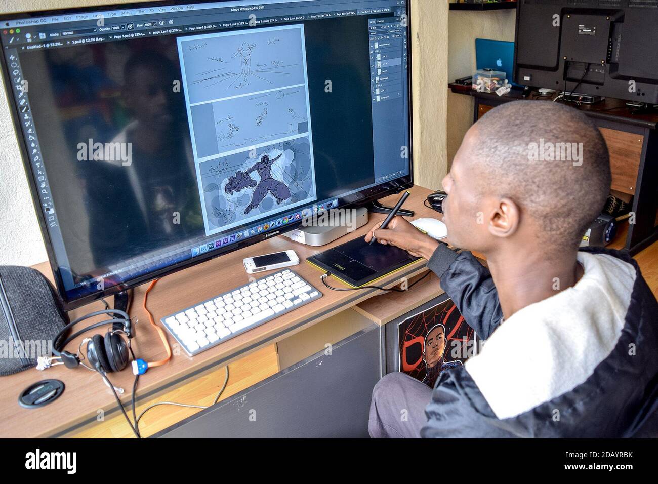 Eugene Ramirez Mapondera arbeitet an einigen seiner Figuren in den Büros von Comexposed, The Harare, Zimbabwe, einem Unternehmen, das er mitgegründet hat, um Animatoren zusammenzubringen. Stockfoto