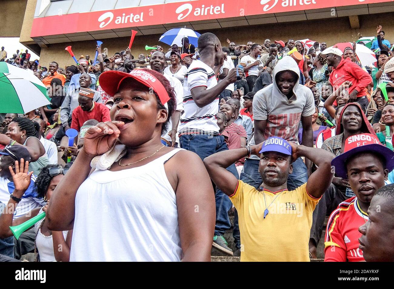 Fans der Fußballmannschaft von Gomba County feiern ein Tor gegen Ssingo County während des Airtel Masaza Cup im Mandela National Stadium in Kampala, Uganda. Stockfoto