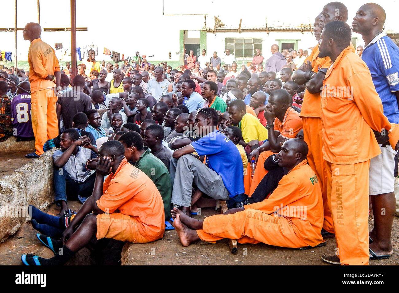 Die Gefangenen hören sich eine Rede des Innenministers Stephen Kampyongo an, der kam, um die Lebensbedingungen der Gefangenen in der zentralen Haftanstalt Lusaka in Lusaka, Sambia, zu überprüfen. Stockfoto