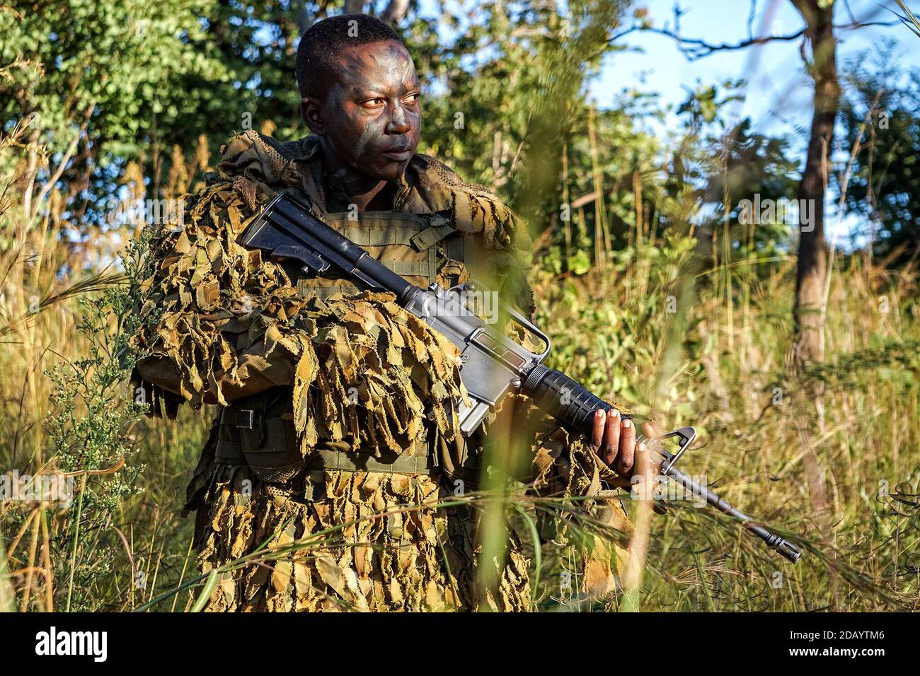 Die Akashinga-Ranger tragen Ghillie-Anzüge – Tarnanzüge, die dem Laub ähneln –, wenn sie auf bestimmten Arten von Patrouillen sind. Stockfoto