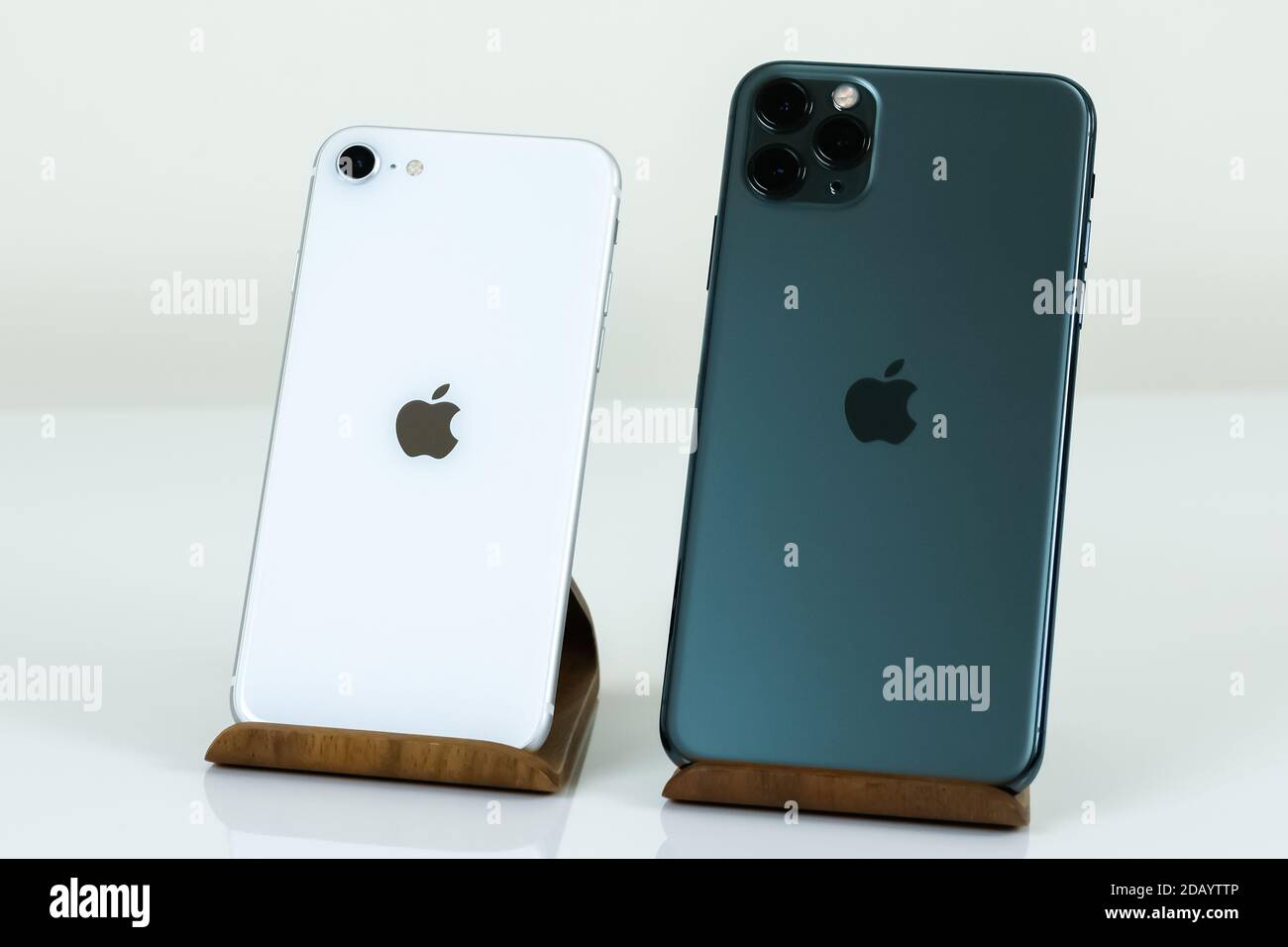 IPhone SE 2 (2. Generation) und iPhone 11 Pro Max. Stockfoto