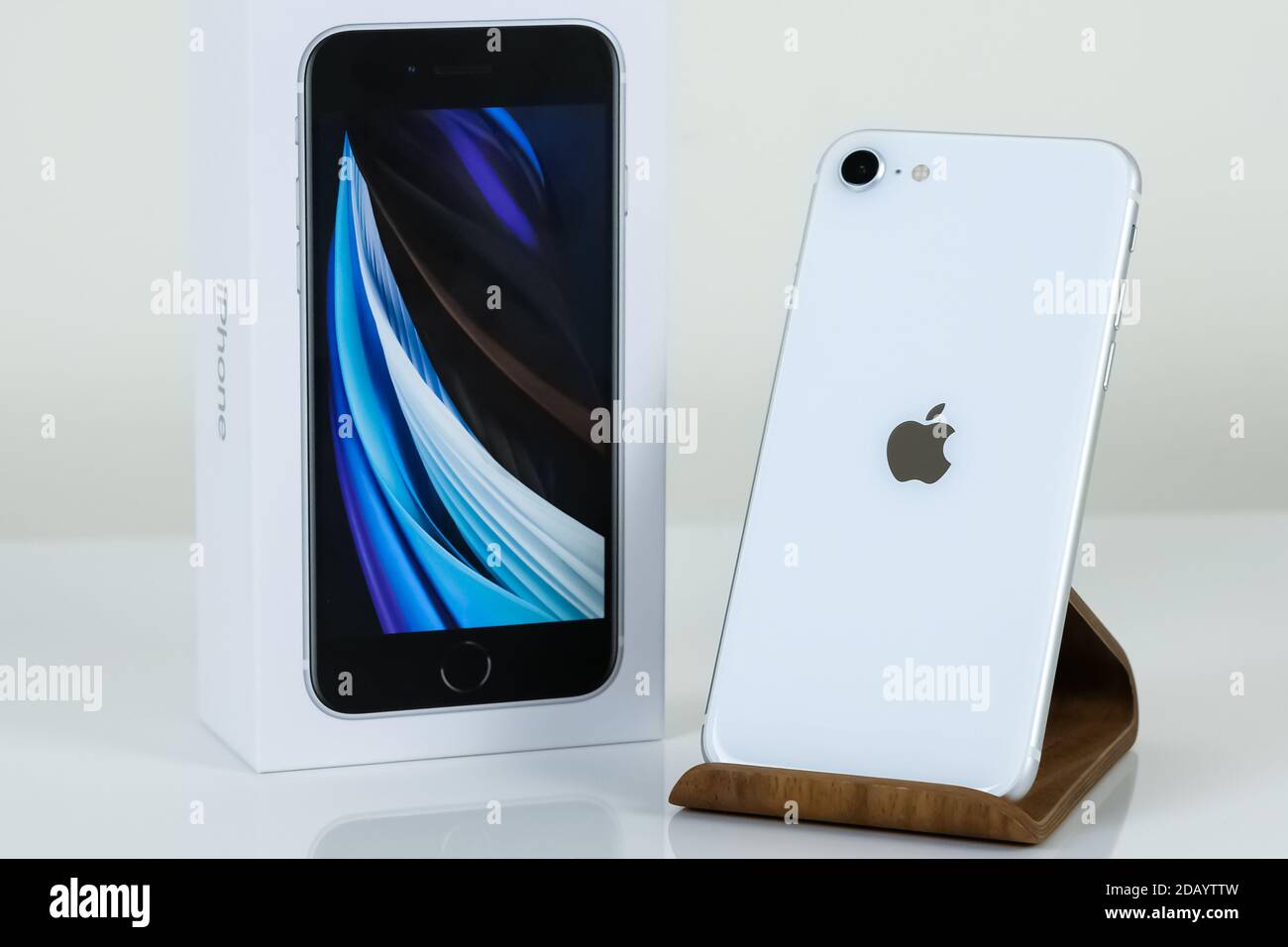 IPhone SE 2 (2. Generation) in weißer Farbe. Stockfoto