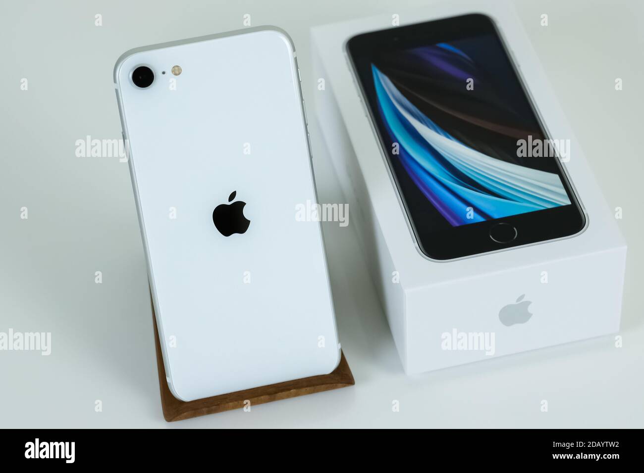 IPhone SE 2 (2. Generation) in weißer Farbe. Stockfoto