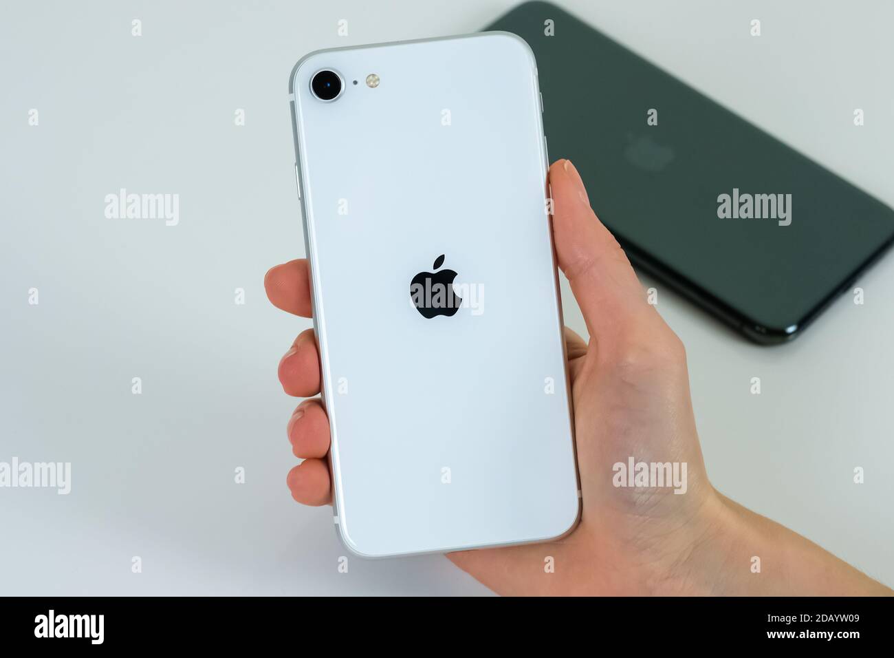 IPhone SE 2 (2. Generation) und iPhone 11 Pro Max. Stockfoto
