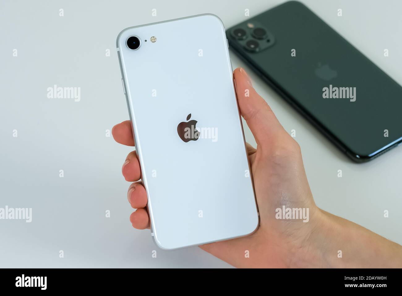 IPhone SE 2 (2. Generation) und iPhone 11 Pro Max. Stockfoto