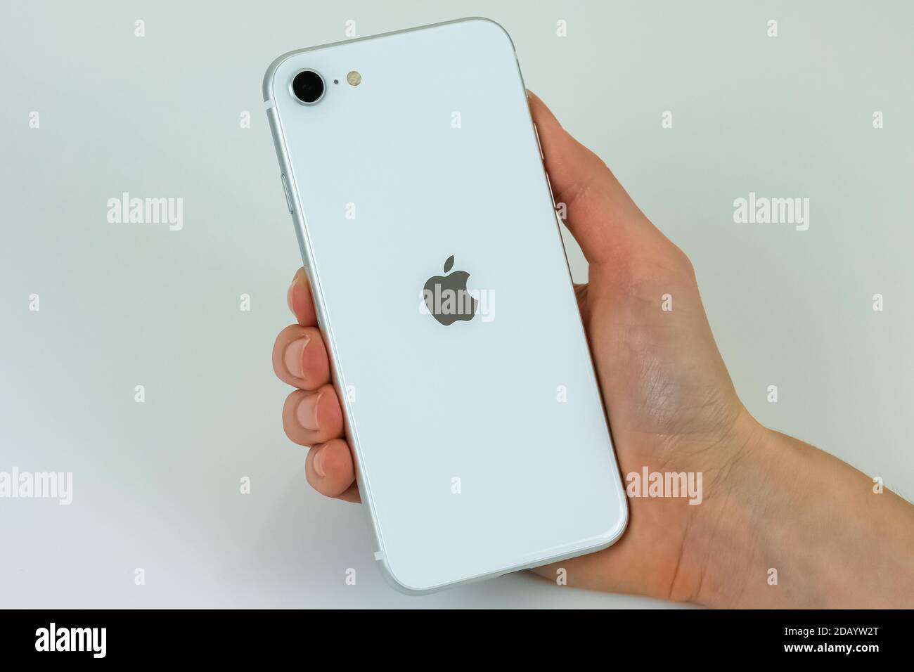 IPhone SE 2 (2. Generation) in weißer Farbe. Stockfoto
