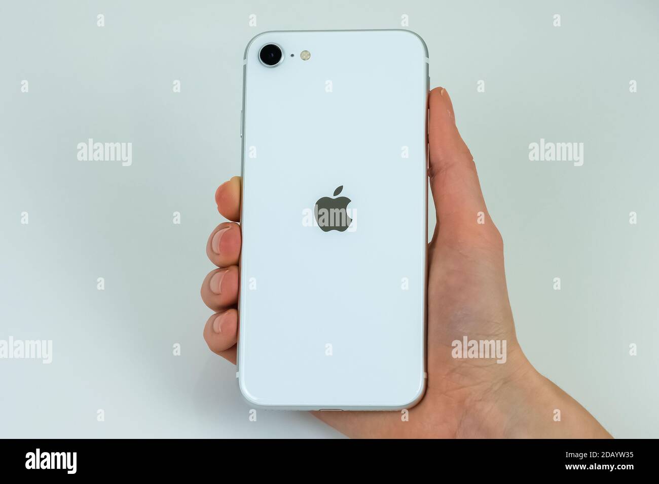 IPhone SE 2 (2. Generation) in weißer Farbe. Stockfoto