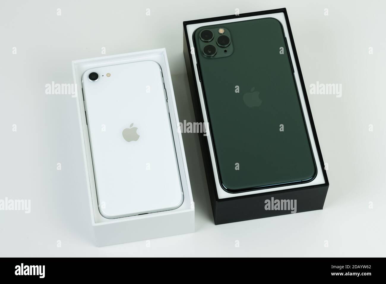 IPhone SE 2 (2. Generation) und iPhone 11 Pro Max. Stockfoto