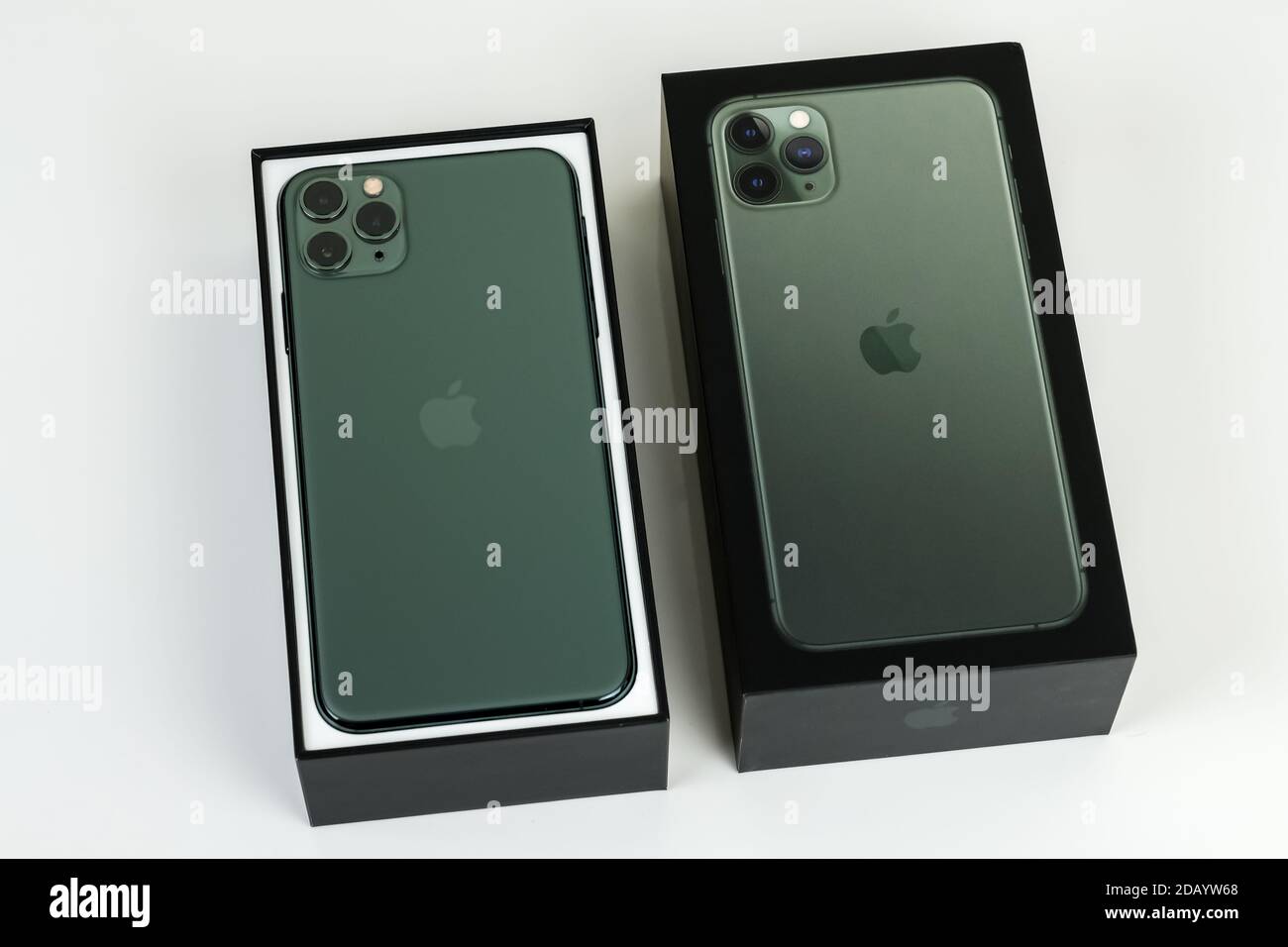 IPhone SE 2 (2. Generation) und iPhone 11 Pro Max. Stockfoto