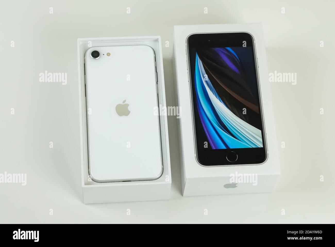 IPhone SE 2 (2. Generation) in weißer Farbe. Stockfoto
