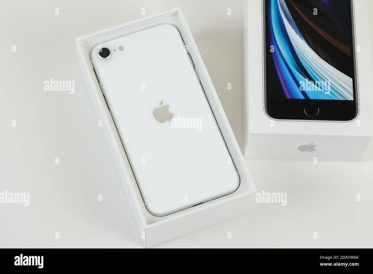 IPhone SE 2 (2. Generation) in weißer Farbe. Stockfoto