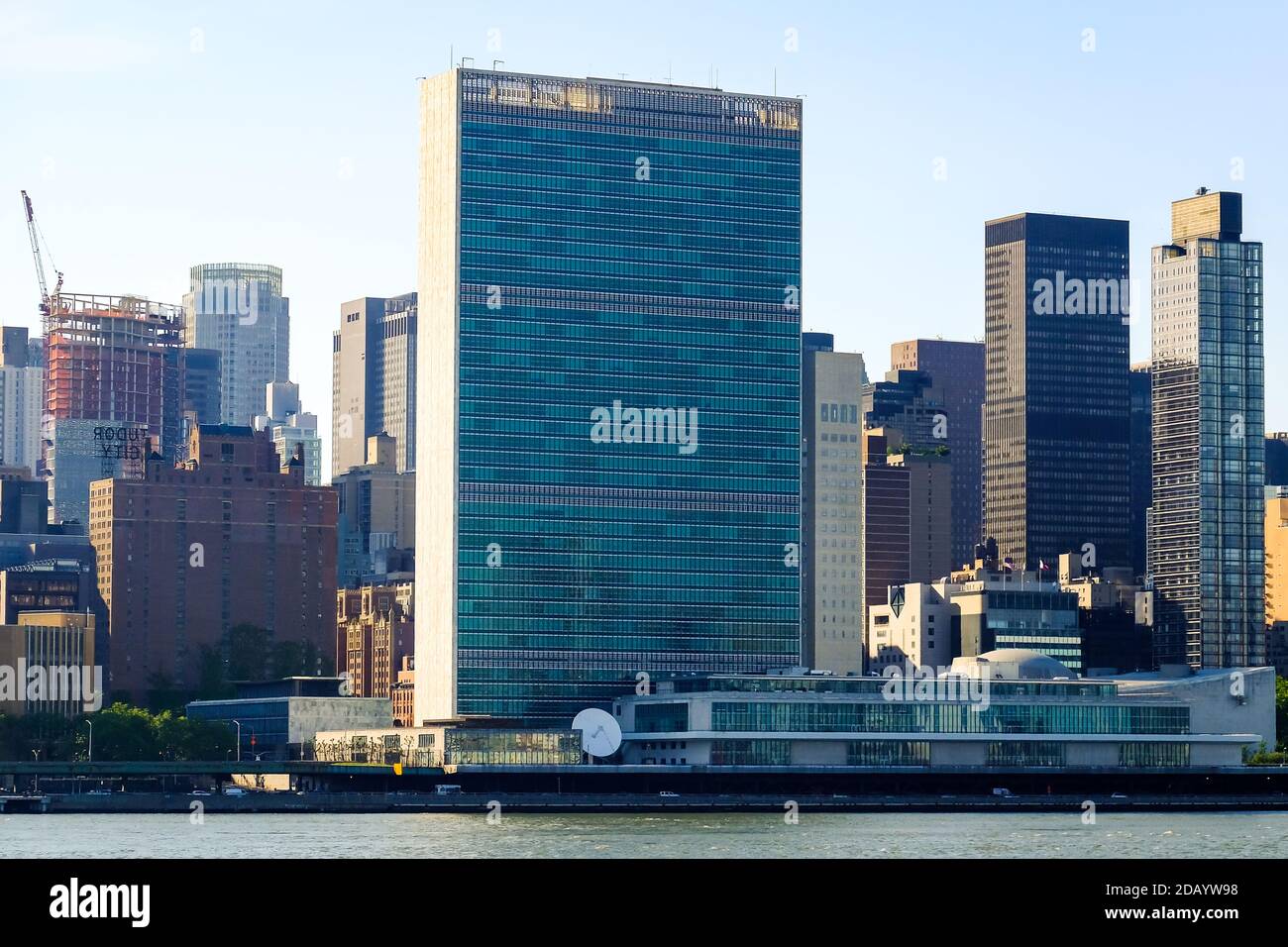 Gebäude des Hauptquartiers der Vereinten Nationen in New York City: Der Treffpunkt der jährlichen Generalversammlung der Vereinten Nationen. Manhattan, New York, USA. Stockfoto