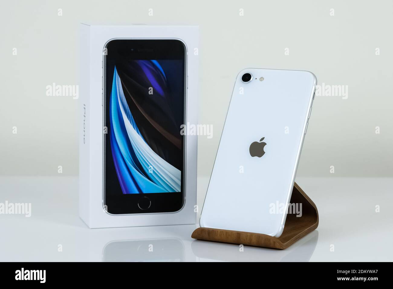 IPhone SE 2 (2. Generation) in weißer Farbe. Stockfoto