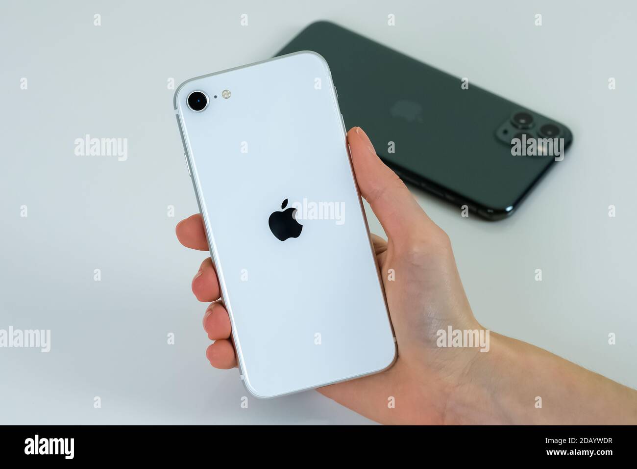 IPhone SE 2 (2. Generation) und iPhone 11 Pro Max. Stockfoto