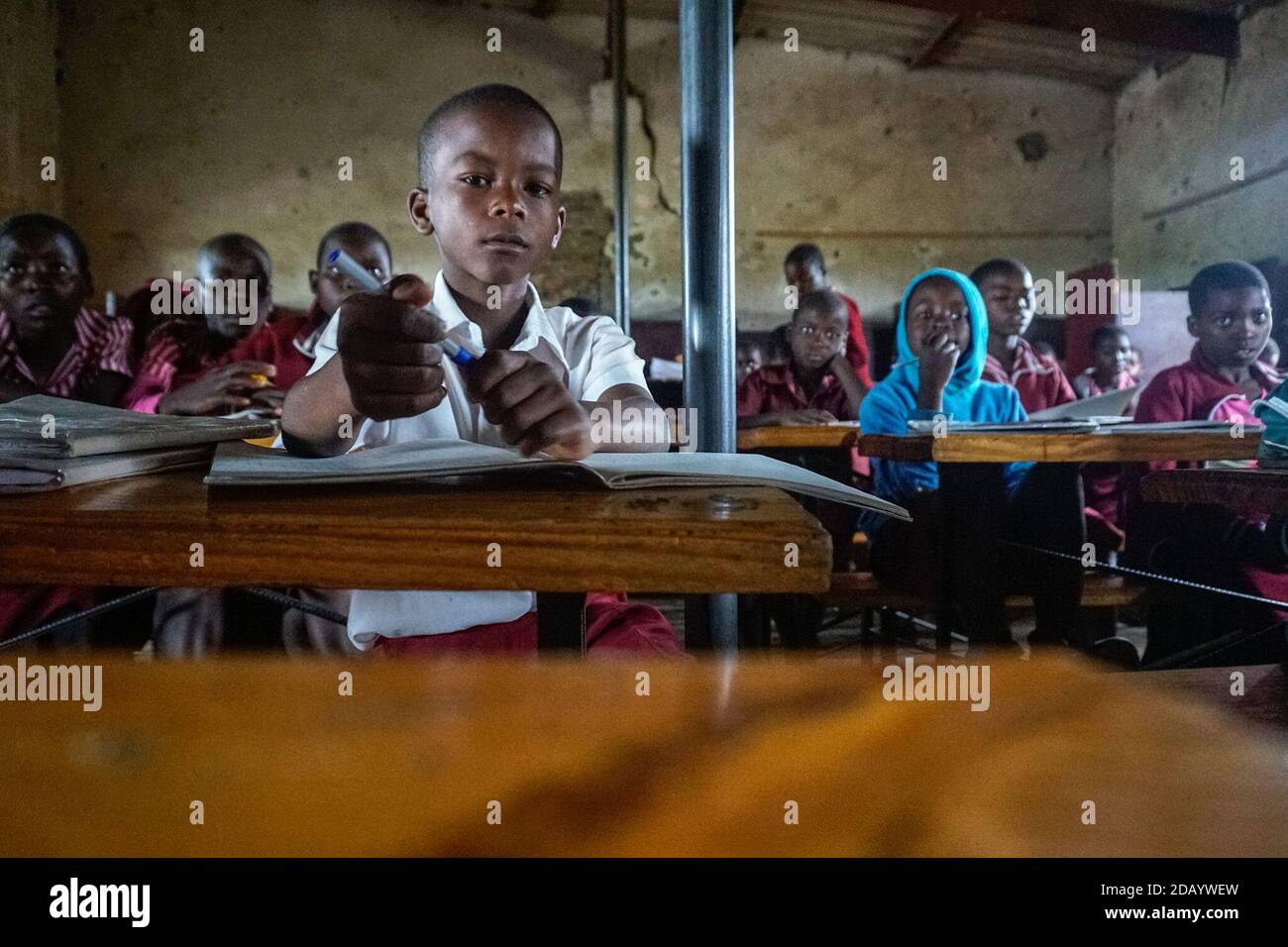Blessing Tinarwo, 11, ein Schüler der sechsten Klasse an einer Satellitenschule in Simbabwe, bereitet sich auf einen Unterricht mit seinen Klassenkameraden vor. Stockfoto