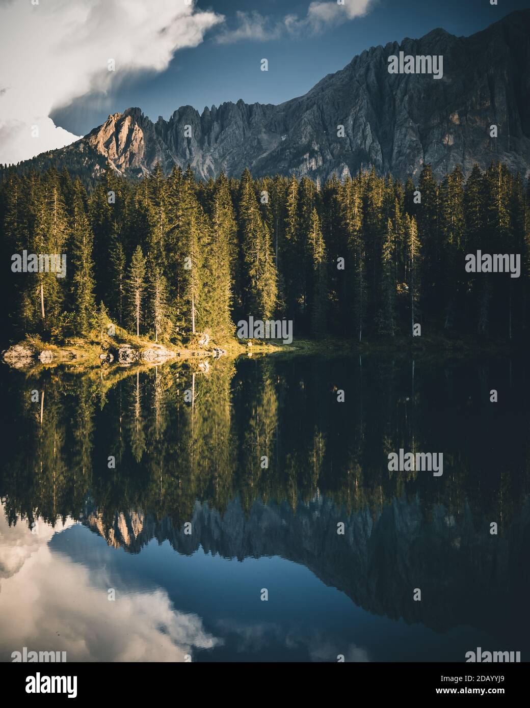Karersee in den dolomiten mit einer perfekten Reflexion, Dolomiten, Italien Stockfoto