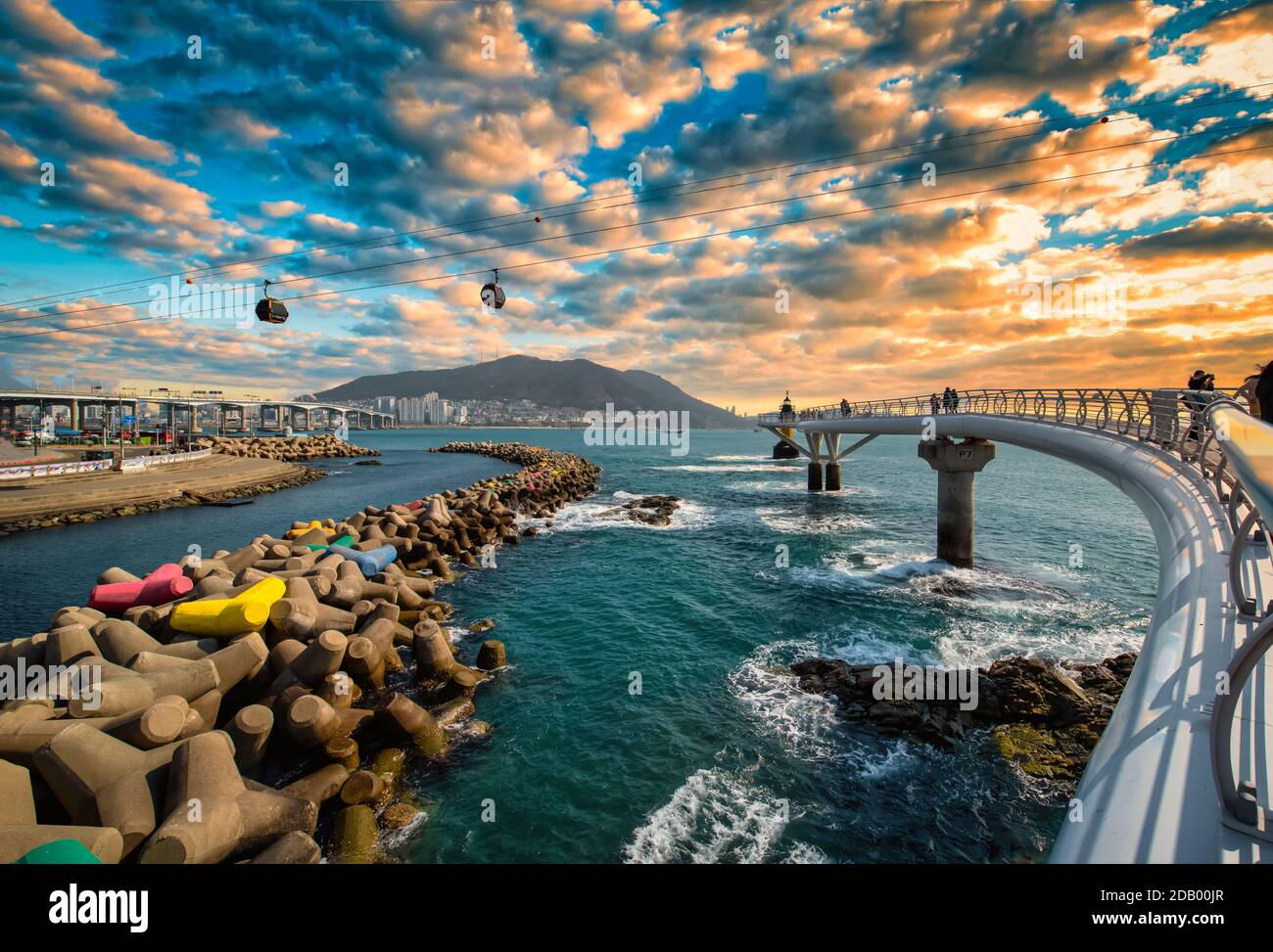 Busan Stadt mit Songdo Skywalk bei Sonnenuntergang in Busan, Süd-Gyeongsang Provinz, Südkorea. Stockfoto