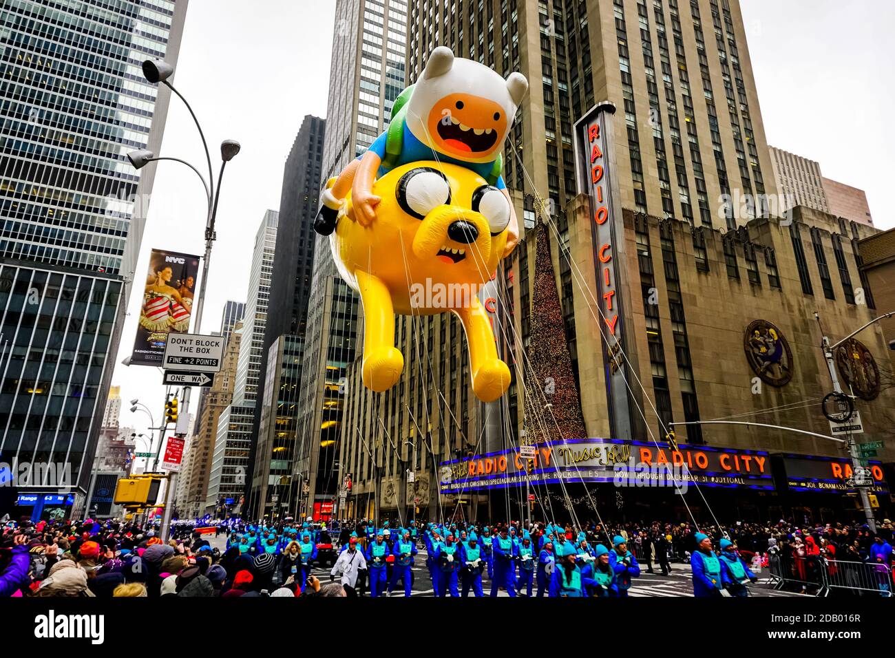 Der Finn und Jake Adventure Time Ballon bei der jährlichen Macy's Thanksgiving Day Parade entlang der Avenue of Americas mit Radio Music Hall im Hintergrund. Stockfoto