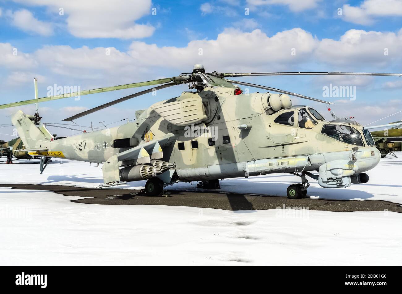 Die DDR Air Force Mil Mi-24P wird im Militärhistorischen Museum in Berlin, Gatow, ausgestellt. Berlin Stockfoto