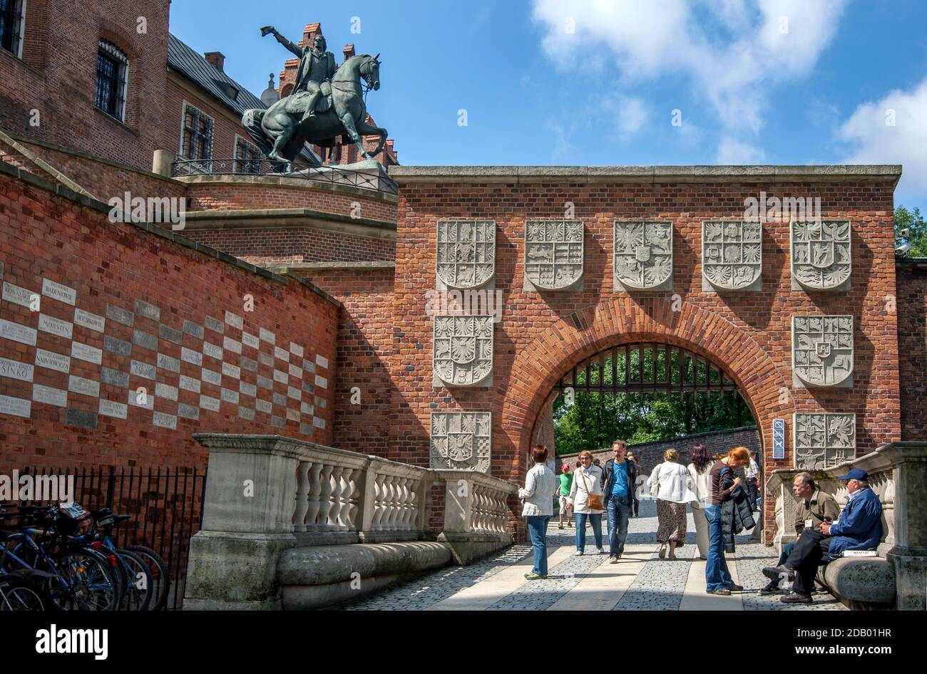 Der nördliche Eingang zum Schloss Wawel in Krakau in Polen. Über dem Torbogen befindet sich das Tadeusz Kosciuszko Denkmal. Stockfoto