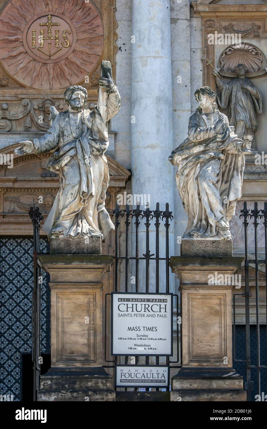 Statuen des heiligen Petrus und des heiligen Paulus am Eingang der Pfarrkirche Allerheiligen in der Altstadt von Krakau in Polen. Stockfoto