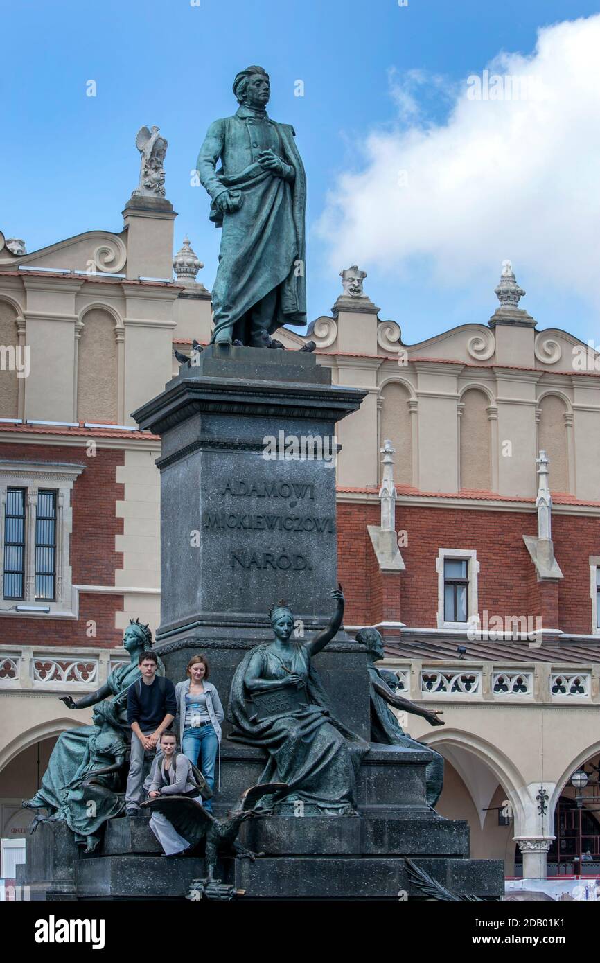 Das Adamowi Mickiewiczowi Narod (Adam-Mickiewicz-Denkmal) auf dem Hauptmarkt in der Altstadt von Krakau in Polen. Stockfoto