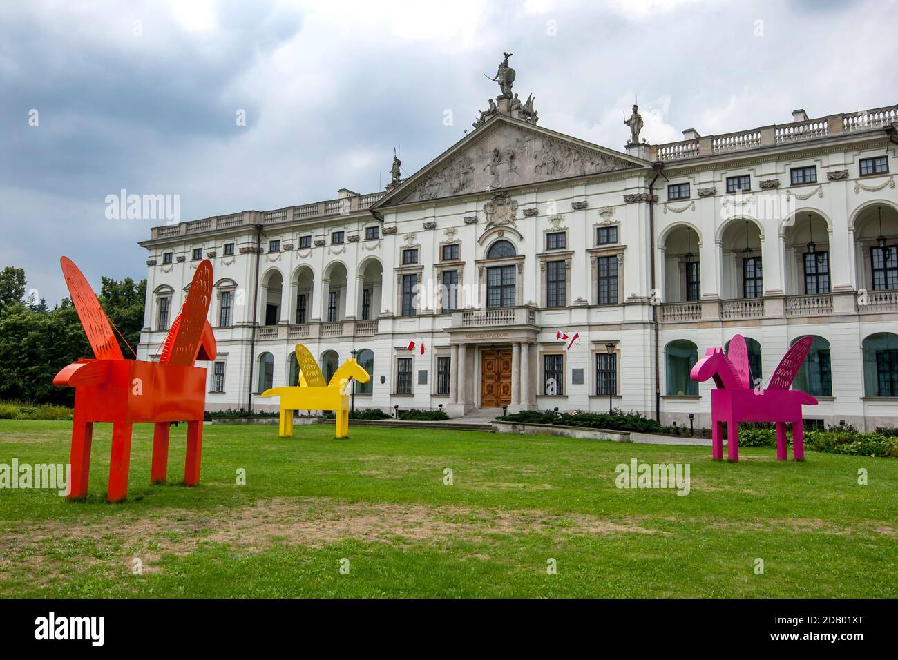 Farbenfrohe Kunstwerke befinden sich vor der Nationalbibliothek von Polen (Biblioteka Narodowa) in Warschau in Polen. Das Gebäude fungiert als zentrale Bibliothek. Stockfoto