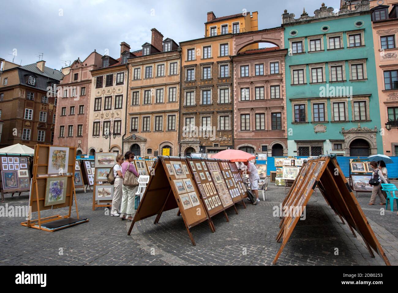 Eine Kunstausstellung im Freien in der Altstadt von Warschau in Polen. Stockfoto