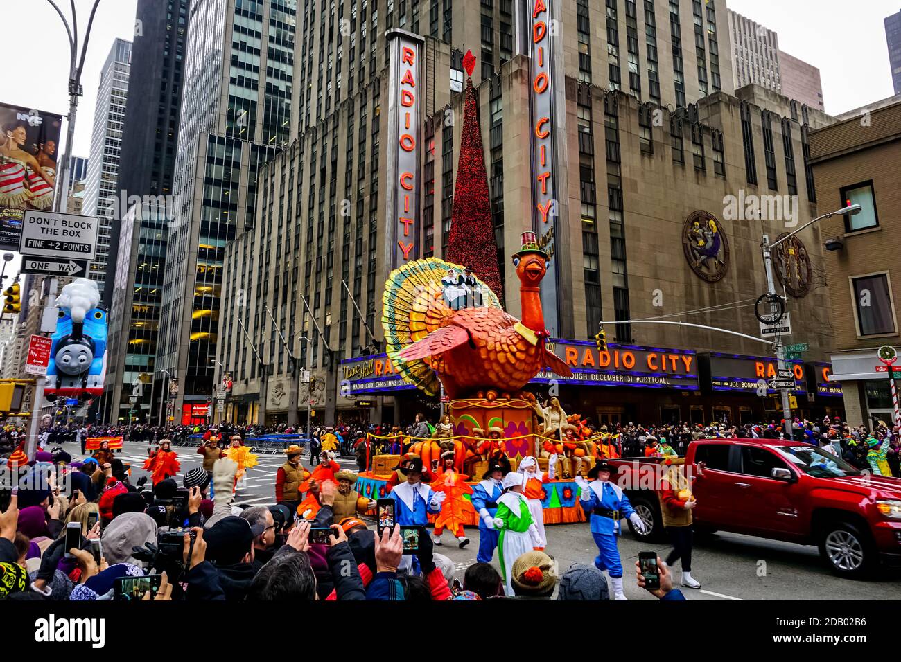 Die jährliche Macy's Thanksgiving Day Parade entlang der Avenue of Americas mit Ballons in der Luft schweben. Stockfoto