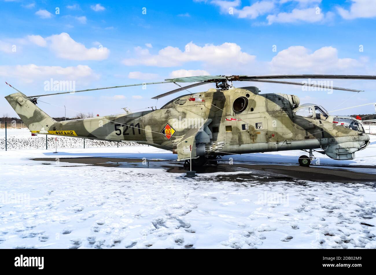 Die DDR Air Force Mil Mi-24D wird im Militärhistorischen Museum in Berlin, Gatow, ausgestellt Stockfoto