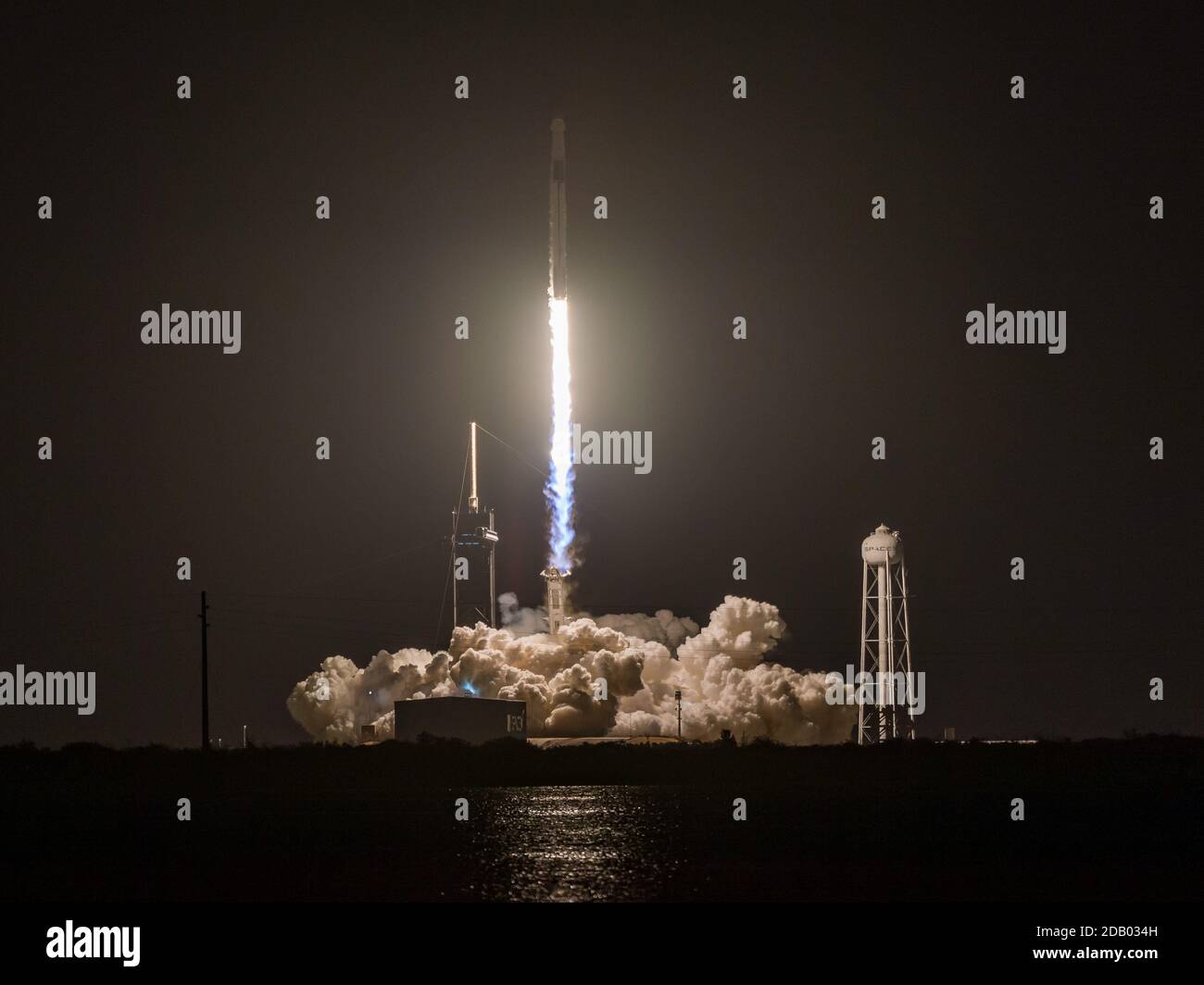 15. November 2020: SpaceX Falcon 9 Rakete mit Crew Dragon Kapsel hebt vom Launch Complex 39A im Kennedy Space Center ab, um vier Astronauten der SpaceX Crew-1 Mission zur Internationalen Raumstation in Cape Canaveral, FL Romeo T Guzman/Cal Sport Media zu transportieren. Stockfoto