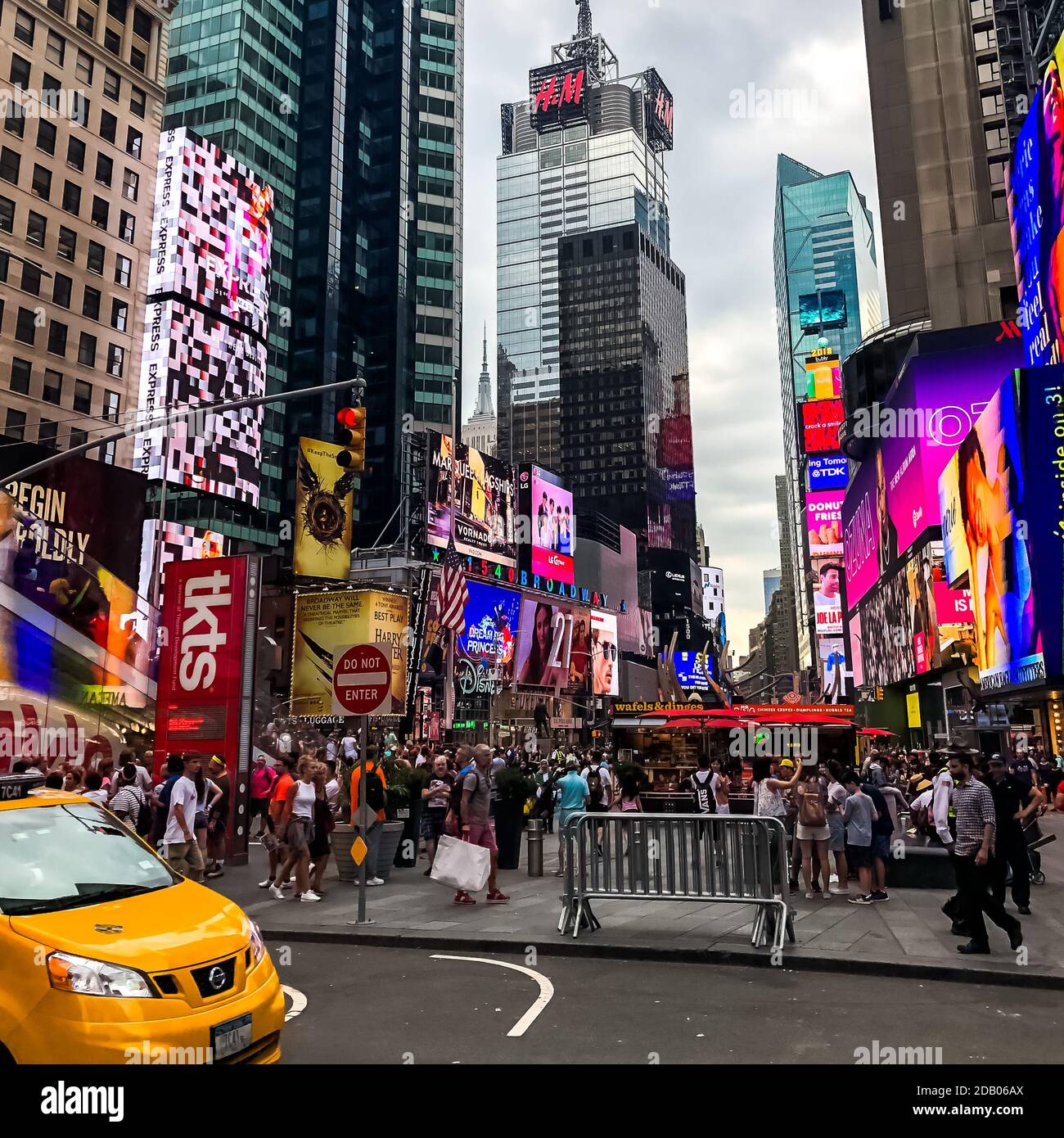 Times Square with yellow New York City Taxi cabs and tour buses driving through colorful billboards. Stockfoto