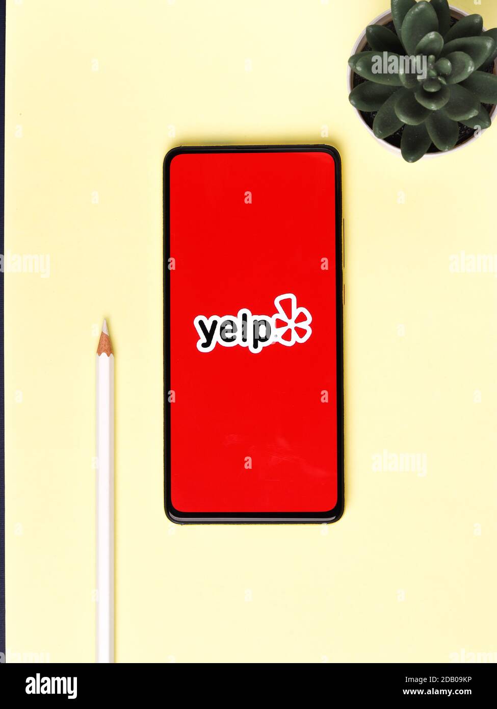 Assam, indien - November 15, 2020 : Yelp-Logo auf Handy-Bildschirm Stock Bild. Stockfoto