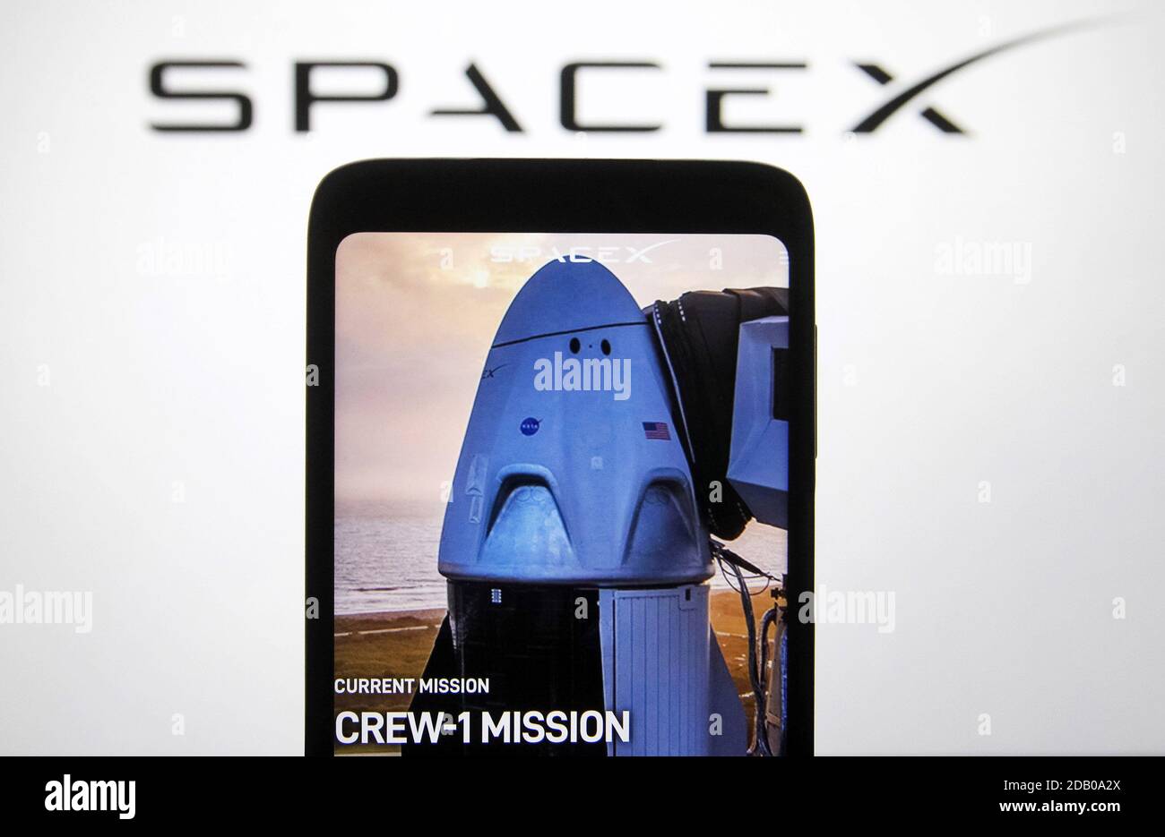 In dieser Abbildung ist ein NASA SpaceX Crew-1 Missionsstart auf einem Smartphone-Bildschirm zu sehen.NASA und SpaceX starteten Falcon 9 Rakete mit der Crew Dragon Raumsonde an Bord, NASA Astronauten Mike Hopkins, Victor Glover, Shannon Walker, Und JAXA-Astronaut Soichi Noguchi bei seiner ersten sechsmonatigen NASA SpaceX Crew-1-Mission zur Internationalen Raumstation ISS im Kennedy Space Center der NASA in Florida, USA.die Crew-1 ist die erste Crew-Rotation-Mission der Raumsonde SpaceX Crew Dragon zur Internationalen Raumstation ISS. Stockfoto