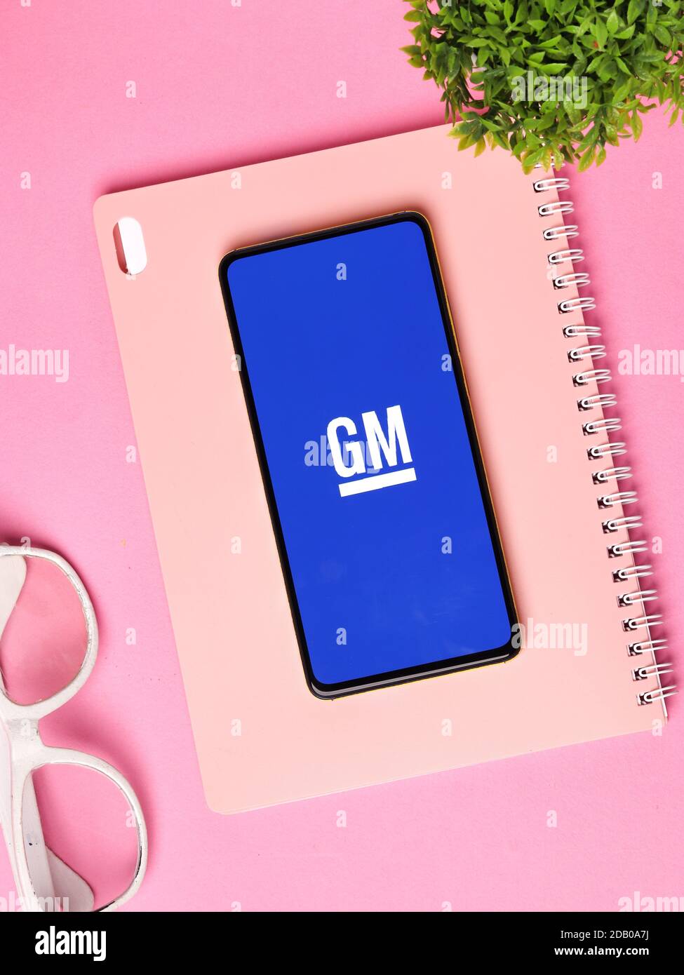 Assam, indien - November 15, 2020 : Allgemeine Motoren Logo auf Telefon-Bildschirm Stock Bild. Stockfoto