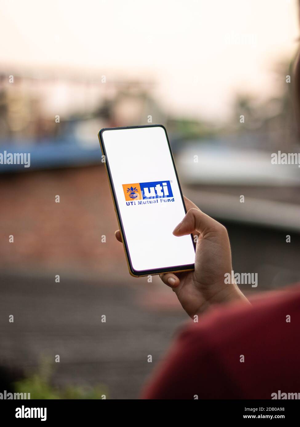 Assam, indien - November 15, 2020 : UTI-Logo auf Telefon-Bildschirm Stock Bild. Stockfoto