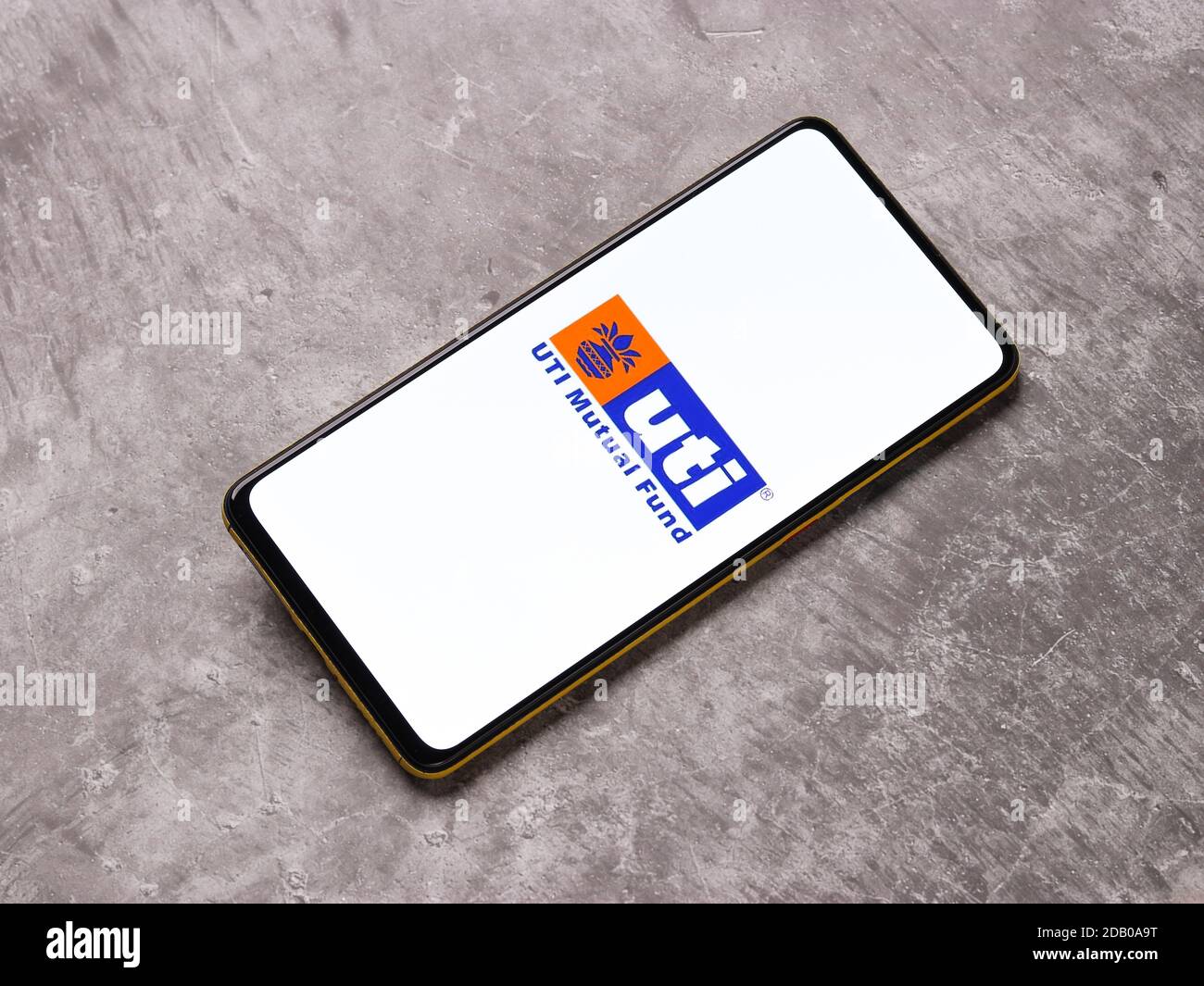 Assam, indien - November 15, 2020 : UTI-Logo auf Telefon-Bildschirm Stock Bild. Stockfoto