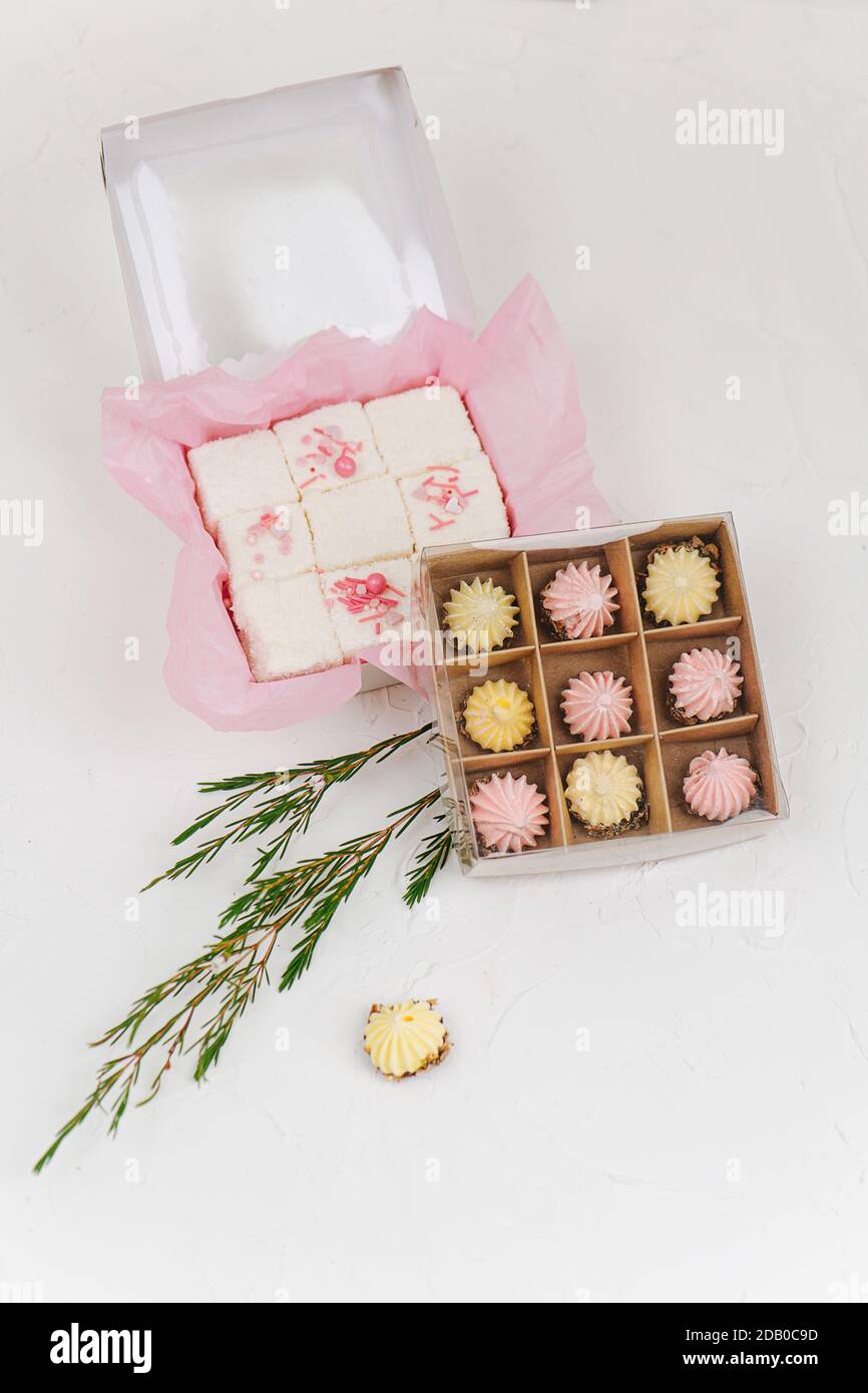 Zusammensetzung der Süßigkeiten in Kartons drei in einer Reihe verpackt. Draufsicht. Stockfoto