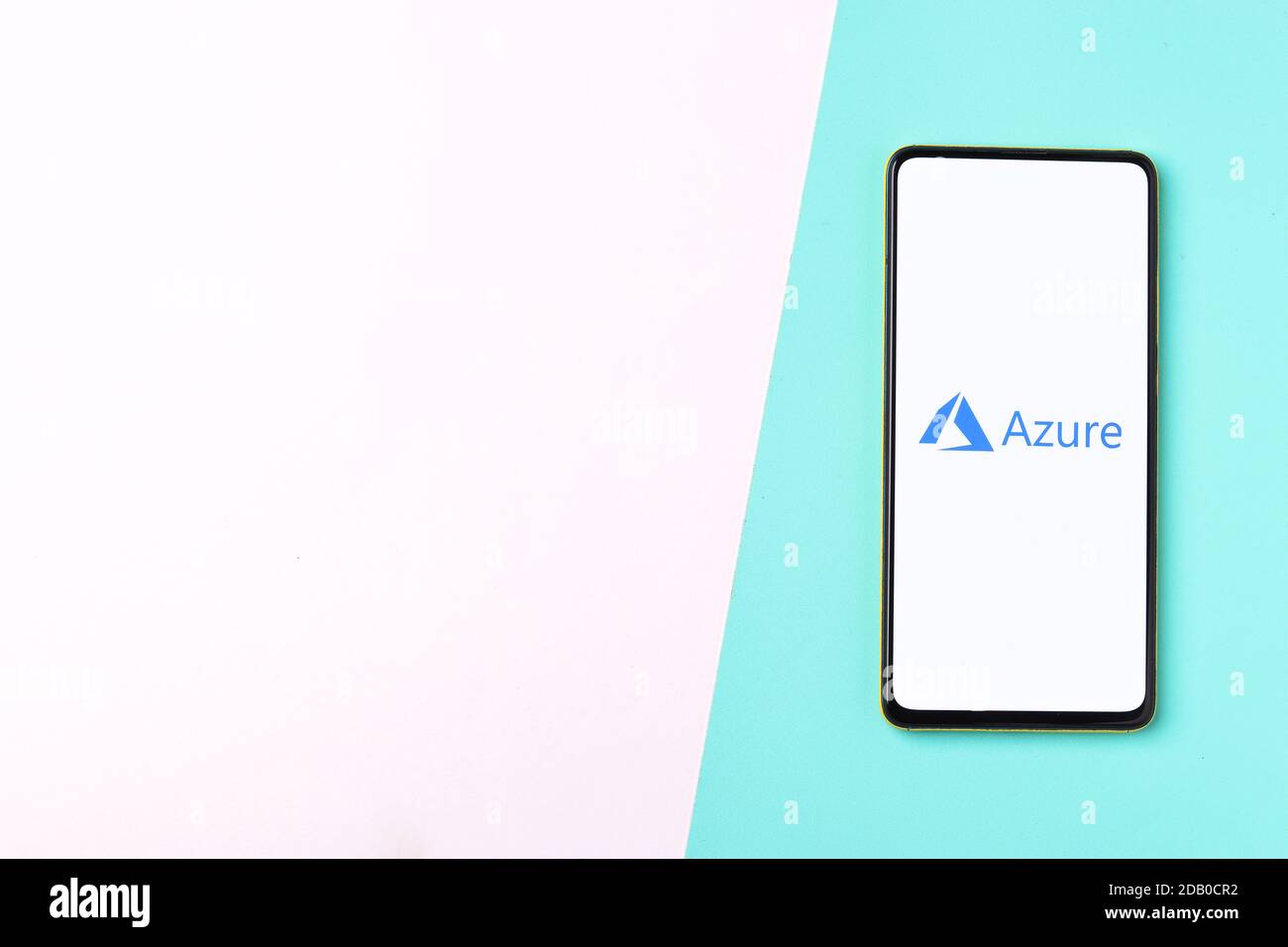 Assam, indien - November 15, 2020 : Microsoft Azure Logo auf Handy-Bildschirm Stock Bild. Stockfoto