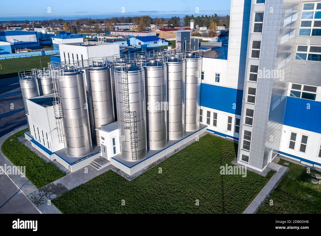 Die Milchverarbeitungsanlage die Fassade der Gebäudedecke Anzeigen Stockfoto