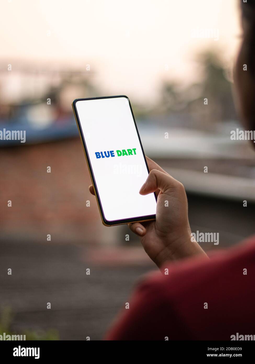 Assam, indien - November 15, 2020 : Blue Dart Logo auf Handy-Bildschirm Stock Bild. Stockfoto